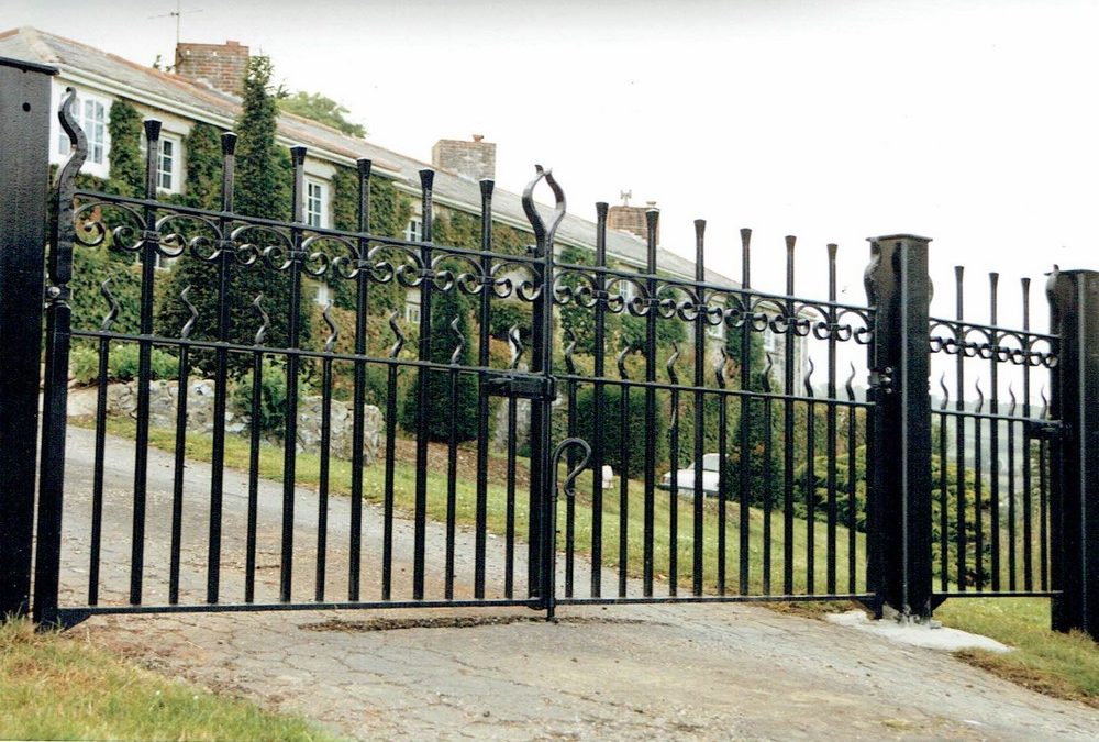 Entrance Gate with Side Panel